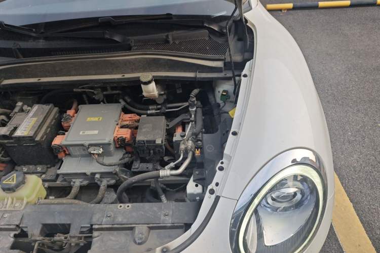 Used ORA Good Cat 2021 500km Long-Range Poseidon Edition Lithium-Ion Battery Engine Bay Left