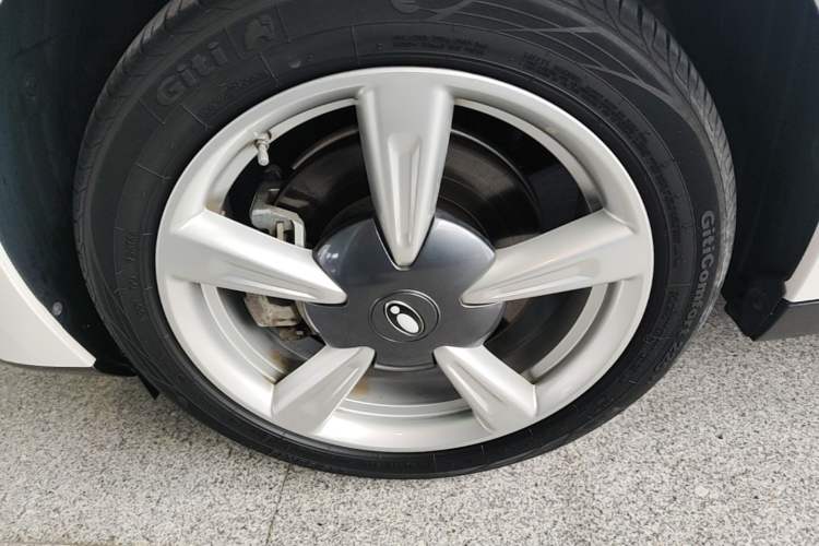 Used ORA Good Cat 2021 400km Standard Range Venus Edition Lithium-Ion Battery Left Front Wheel Hub