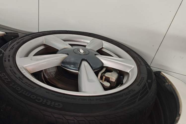 Used ORA Good Cat 2021 400km Standard Range Venus Edition Lithium-Ion Battery Left Front Wheel Hub