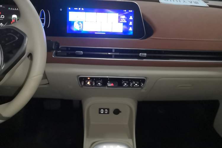 Used ORA Good Cat 2021 500km Long-Range Poseidon Edition Lithium-Ion Battery Audio And AC Panel