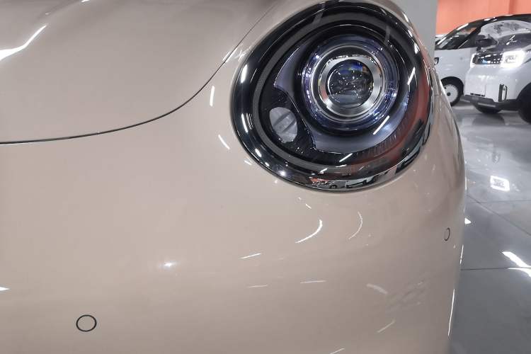 Used ORA Good Cat 2021 500km Long-Range Poseidon Edition Lithium-Ion Battery Left Front Headlight
