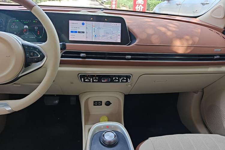 Used ORA Good Cat 2022 400km Standard Range Premium Version Lithium-Ion Battery Audio And AC Panel