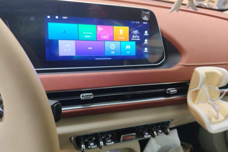 Used ORA Good Cat 2022 400km Standard Range Premium Version Lithium-Ion Battery Audio And AC Panel