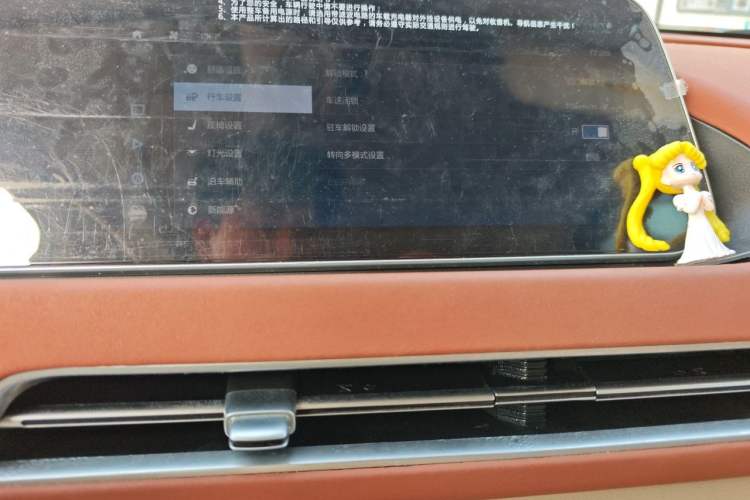 Used ORA Good Cat 2022 400km Standard Range Premium Version Lithium-Ion Battery Audio And AC Panel