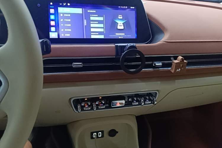 Used ORA Good Cat 2022 Morandi Edition 400km Standard Range Luxury Version Lithium-Ion Battery Audio And AC Panel