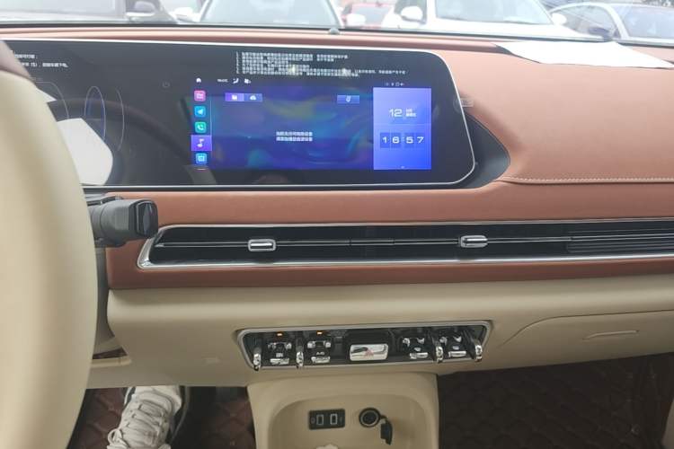 Used ORA Good Cat 2022 400km Standard Range Luxury Version Lithium Iron Phosphate Audio And AC Panel