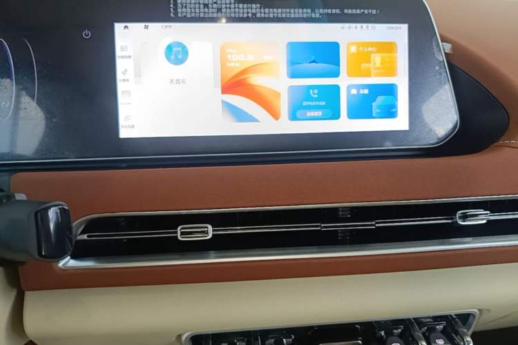 Used ORA Good Cat 2022 Morandi Edition 400km Standard Range Premium Version Lithium Iron Phosphate Audio And AC Panel