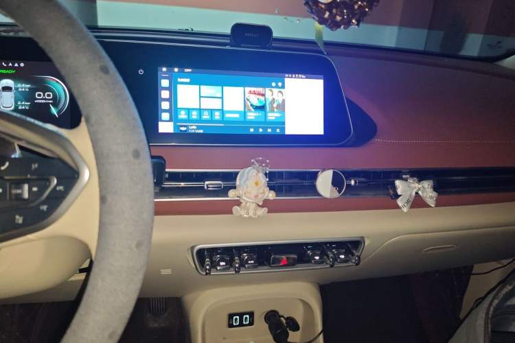 Used ORA Good Cat 2022 Morandi Edition 500 km Long Range Luxury Version Lithium Ternary Audio And AC Panel