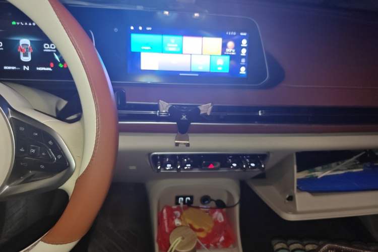 Used ORA Good Cat 2022 Morandi Edition 400km Standard Range Luxury Version Lithium-Ion Battery Audio And AC Panel