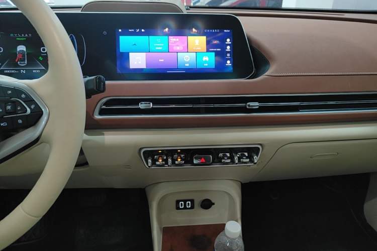 Used ORA Good Cat 2022 Morandi Edition 400km Standard Range Premium Version Lithium-Ion Battery Audio And AC Panel