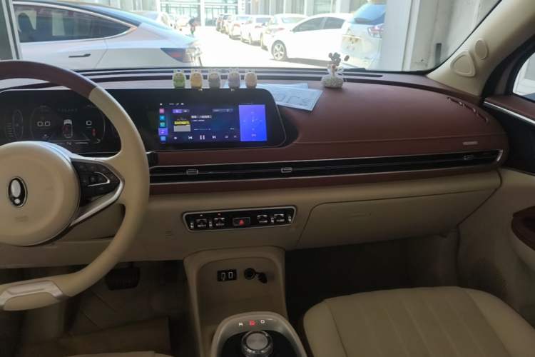 Used ORA Good Cat 2022 400km Standard Range Premium Version Lithium-Ion Battery Audio And AC Panel