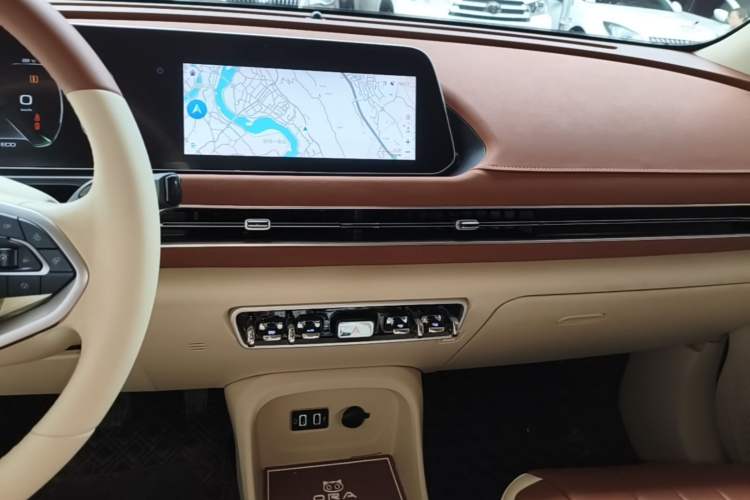 Used ORA Good Cat 2022 400km Standard Range Luxury Version Ternary Lithium Audio And AC Panel