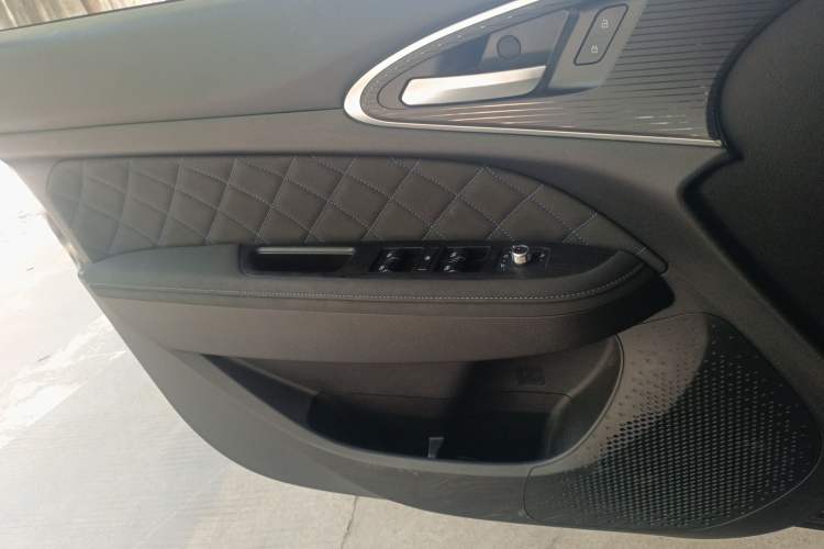 Used ORA Good Cat 2022 400km Standard Range Luxury Version Lithium Iron Phosphate Interior 7