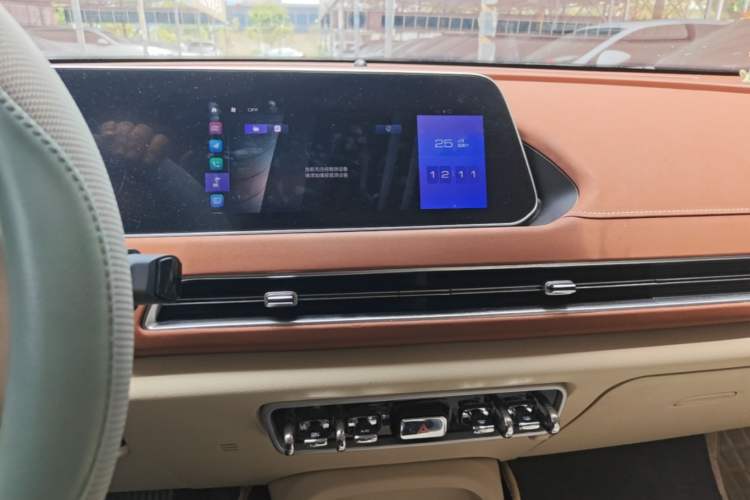 Used ORA Good Cat 2022 Morandi Edition 400km Standard Range Luxury Version Lithium-Ion Battery Audio And AC Panel