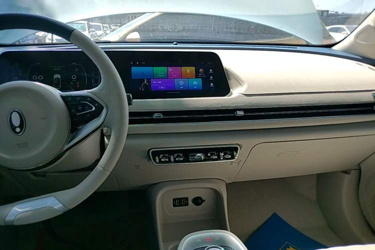 Used ORA Good Cat 2022 Morandi Edition 400km Standard Range Premium Version Lithium-Ion Battery Audio And AC Panel