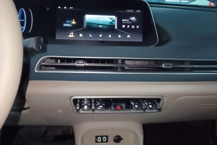 Used ORA Good Cat 2022 400km Standard Range Luxury Version Lithium Iron Phosphate Audio And AC Panel