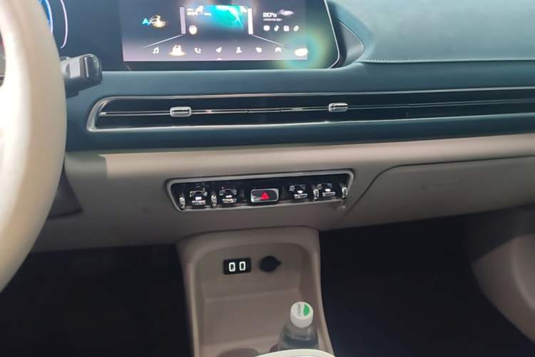 Used ORA Good Cat 2022 400km Standard Range Premium Version Lithium-Ion Battery Audio And AC Panel