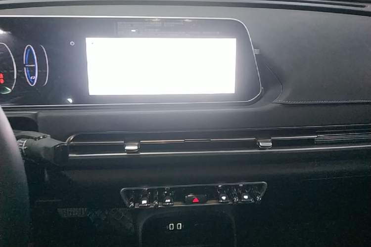 Used ORA Good Cat 2022 400km Standard Range Premium Version Lithium-Ion Battery Audio And AC Panel