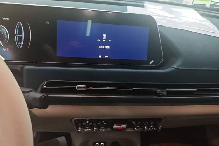 Used ORA Good Cat 2022 Morandi Edition 400km Standard Range Premium Version Lithium-Ion Battery Audio And AC Panel