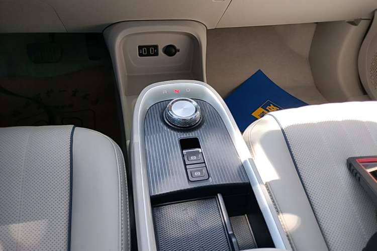 Used ORA Good Cat 2022 Morandi Edition 400km Standard Range Premium Version Lithium-Ion Battery Gear Lever