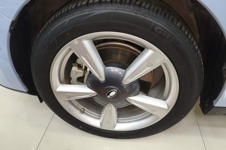 Used ORA Good Cat 2022 400km Standard Range Premium Version Lithium-Ion Battery Left Front Wheel Hub
