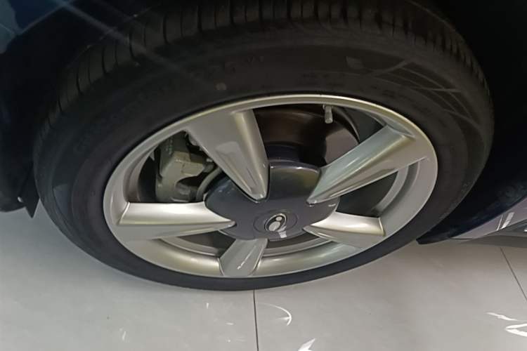 Used ORA Good Cat 2022 400km Standard Range Premium Version Lithium Iron Phosphate Left Front Wheel Hub
