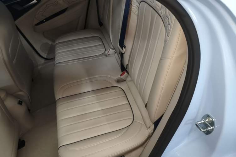 Used ORA Good Cat 2022 400km Standard Range Premium Version Lithium-Ion Battery Left Rear Seat