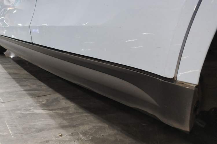 Used ORA Good Cat 2022 Morandi Edition 400km Standard Range Luxury Version Lithium Iron Phosphate Left Side Sill