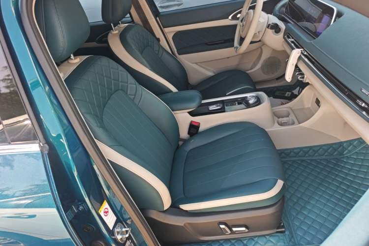 Used ORA Good Cat 2022 400km Standard Range Premium Version Lithium-Ion Battery Right Front Seat