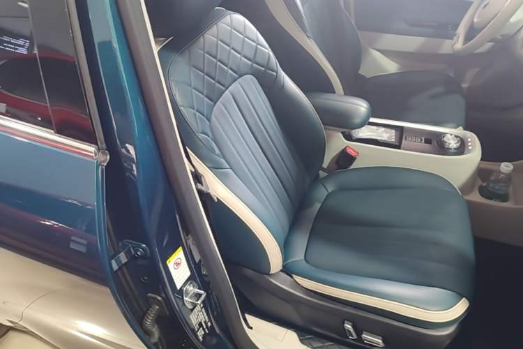 Used ORA Good Cat 2022 400km Standard Range Premium Version Lithium-Ion Battery Right Front Seat