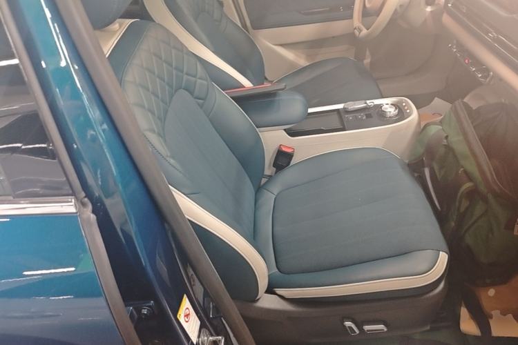 Used ORA Good Cat 2022 Morandi Edition 400km Standard Range Premium Version Lithium-Ion Battery Right Front Seat