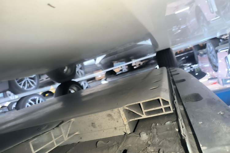 Used ORA Good Cat 2022 400km Standard Range Premium Version Lithium-Ion Battery Right Side Sill