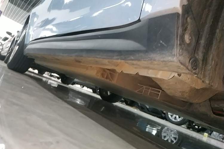 Used ORA Good Cat 2022 400km Standard Range Premium Version Lithium-Ion Battery Right Side Sill