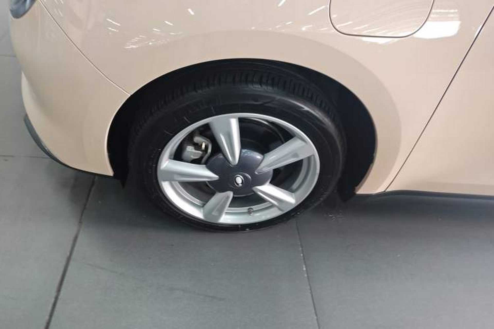 Used ORA Good Cat 2022 Morandi Edition 400km Standard Range Premium Version Lithium-Ion Battery Left Front Wheel Hub