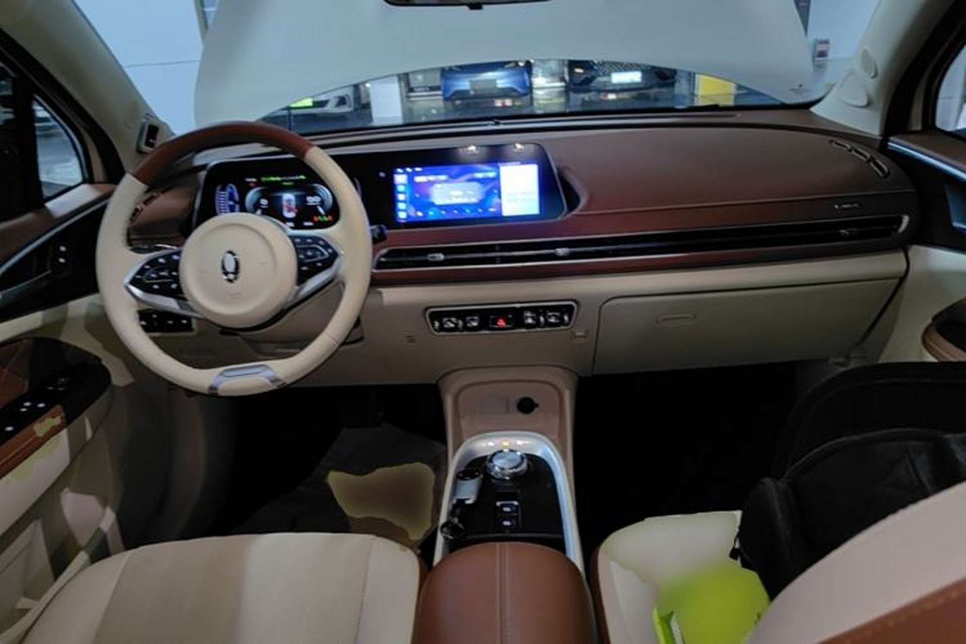 Used ORA Good Cat 2022 Morandi Edition 400km Standard Range Premium Version Lithium-Ion Battery Center Console