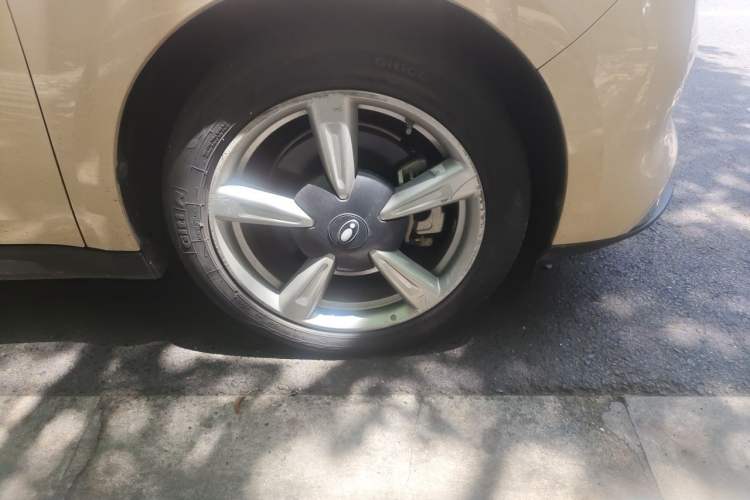 Used ORA Good Cat 2022 400km Standard Range Luxury Version Lithium Iron Phosphate Right Front Wheel Hub