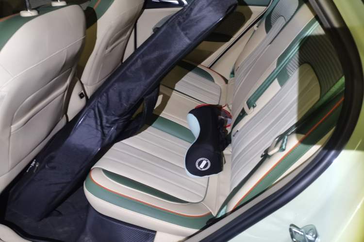 Used ORA Good Cat 2022 400km Standard Range Luxury Version Lithium Iron Phosphate Left Rear Seat