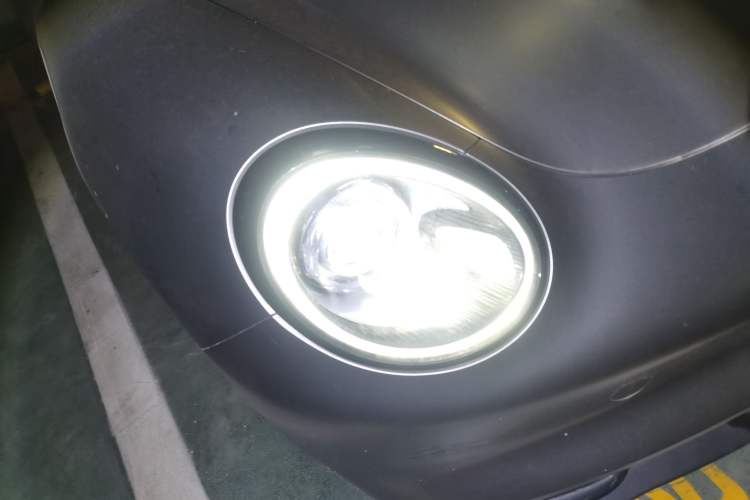 Used ORA Good Cat 2022 400km Standard Range Luxury Version Lithium Iron Phosphate Right Front Headlight