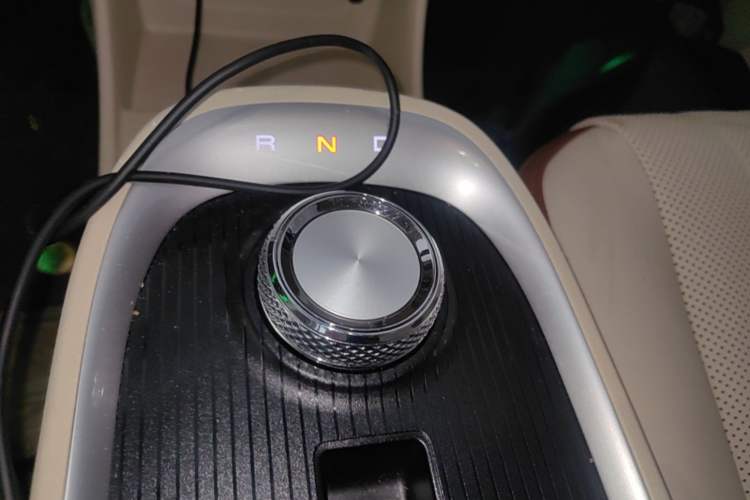 Used ORA Good Cat 2022 Morandi Edition 400km Standard Range Premium Version Lithium-Ion Battery Gear Lever