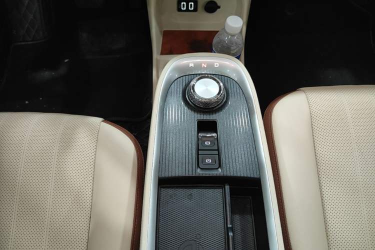 Used ORA Good Cat 2022 Morandi Edition 400km Standard Range Premium Version Lithium-Ion Battery Gear Lever