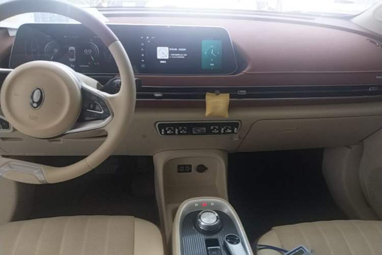 Used ORA Good Cat 2022 Morandi Edition 400km Standard Range Premium Version Lithium-Ion Battery Audio And AC Panel