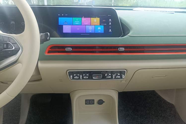Used ORA Good Cat 2022 Morandi Edition 400km Standard Range Premium Version Lithium-Ion Battery Audio And AC Panel