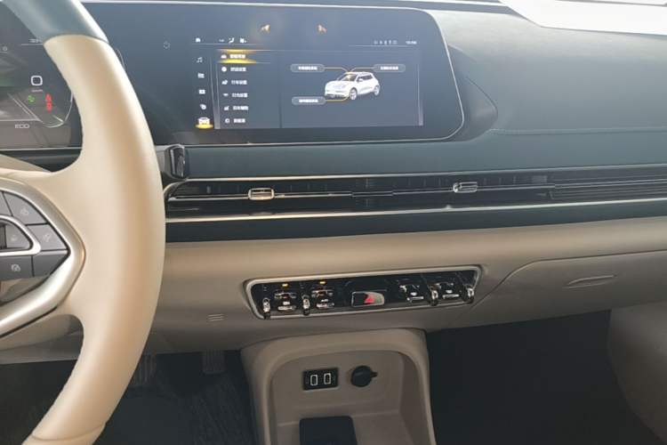 Used ORA Good Cat 2022 Morandi Edition 400km Standard Range Luxury Version Lithium-Ion Battery Audio And AC Panel