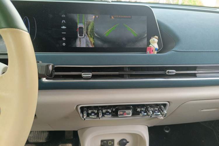 Used ORA Good Cat 2022 400km Standard Range Premium Version Lithium-Ion Battery Audio And AC Panel