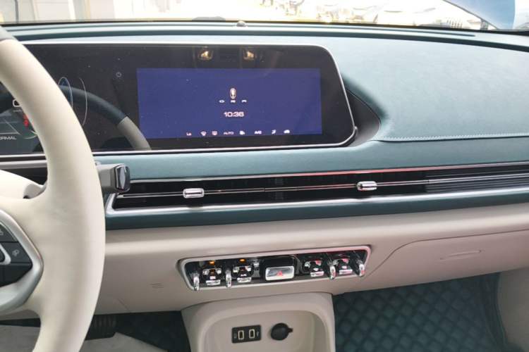 Used ORA Good Cat 2022 400km Standard Range Premium Version Lithium-Ion Battery Audio And AC Panel