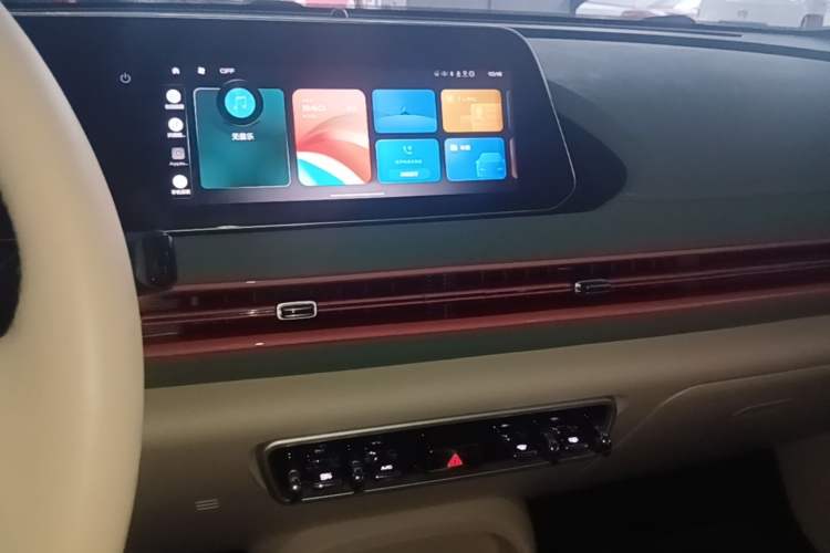 Used ORA Good Cat 2022 Morandi Edition 400km Standard Range Premium Version Lithium-Ion Battery Audio And AC Panel