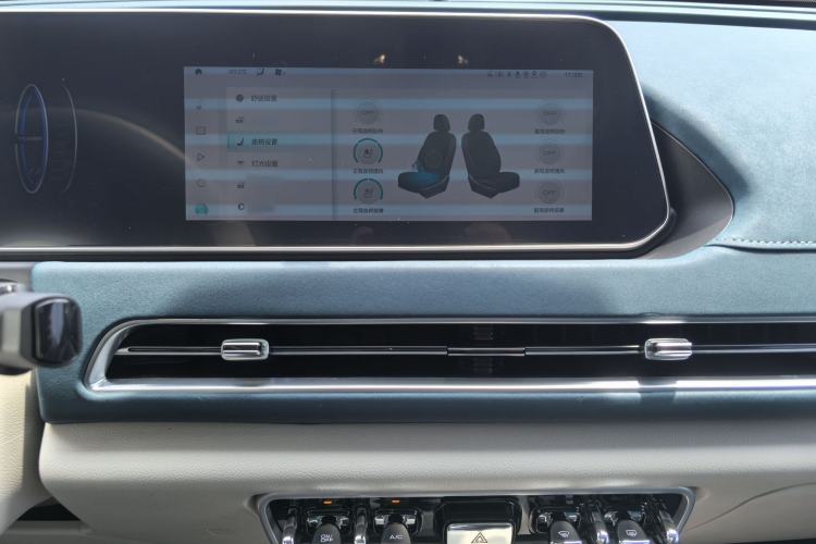 Used ORA Good Cat 2022 400km Standard Range Premium Version Lithium-Ion Battery Audio And AC Panel
