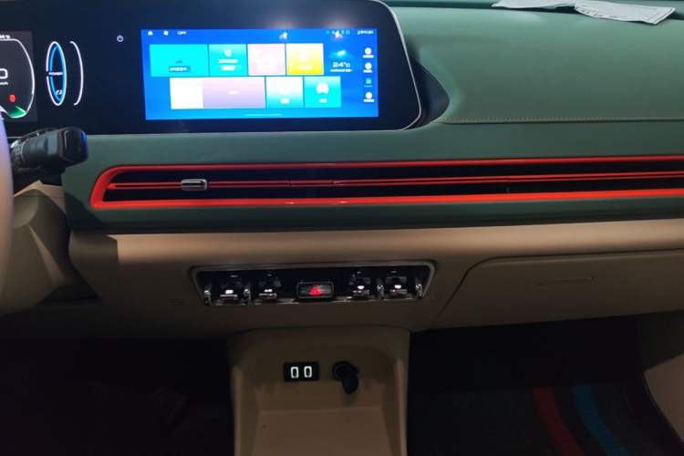 Used ORA Good Cat 2022 Morandi Edition 400km Standard Range Luxury Version Lithium-Ion Battery Audio And AC Panel
