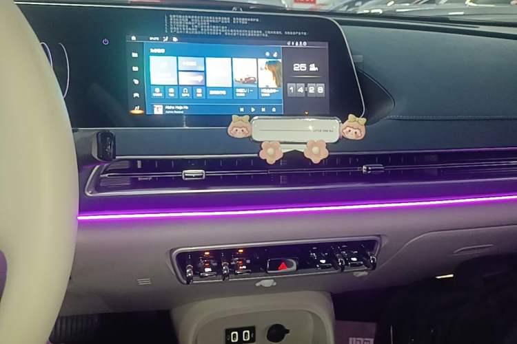 Used ORA Good Cat 2022 400km Standard Range Premium Version Lithium-Ion Battery Audio And AC Panel