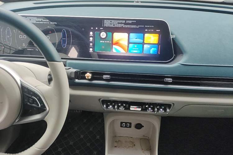 Used ORA Good Cat 2022 Morandi Edition 400km Standard Range Luxury Version Lithium-Ion Battery Audio And AC Panel